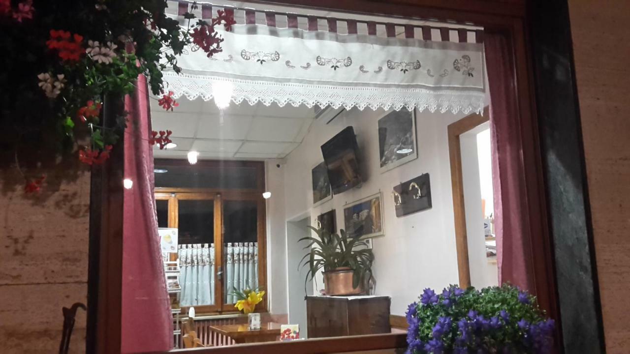 Albergo Ristorante Centro Vico Canavese Екстериор снимка